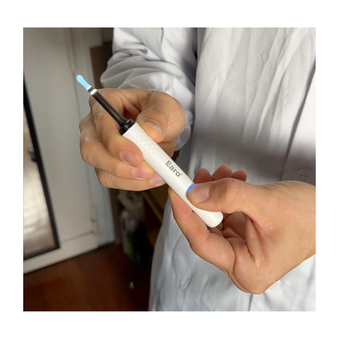Produit EARO tenu par un professionnel de santé