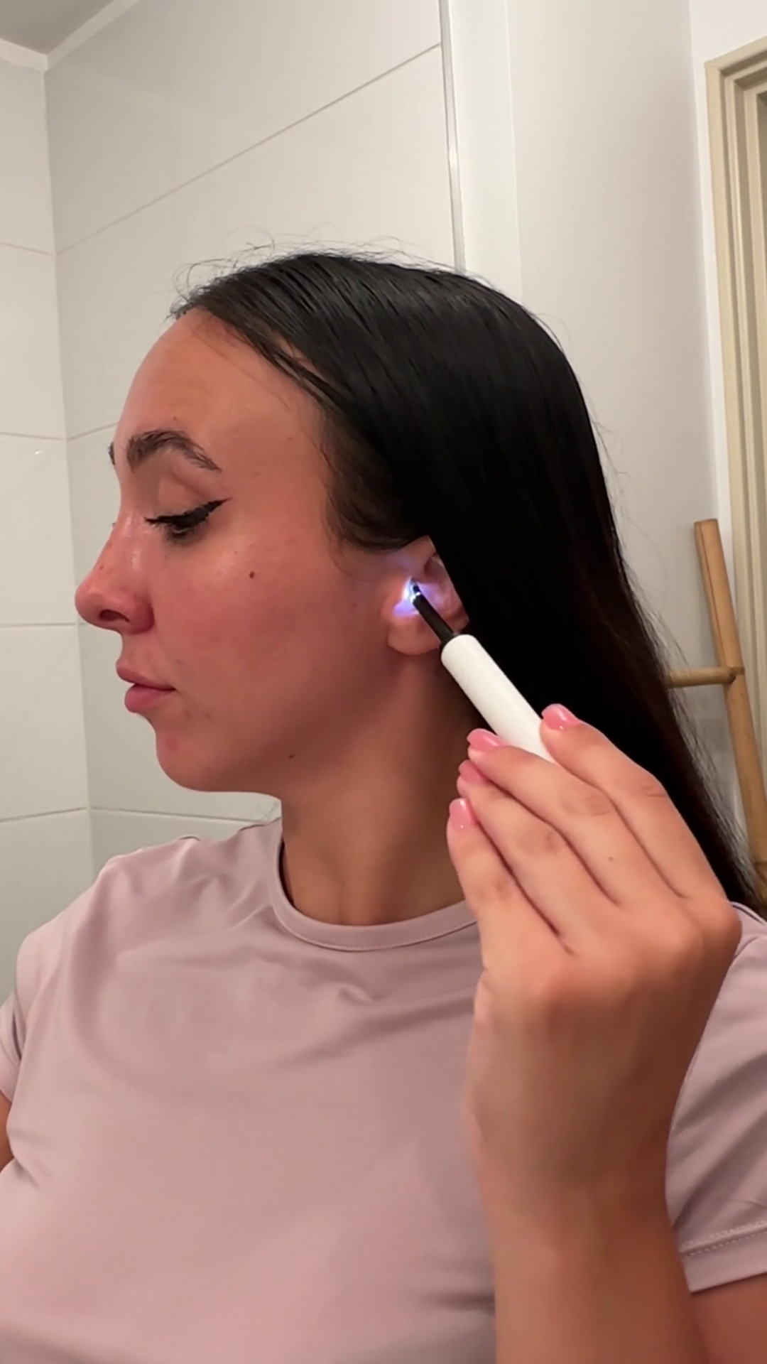 Vue caméra HD de l'intérieur de l'oreille — extraction satisfaisante